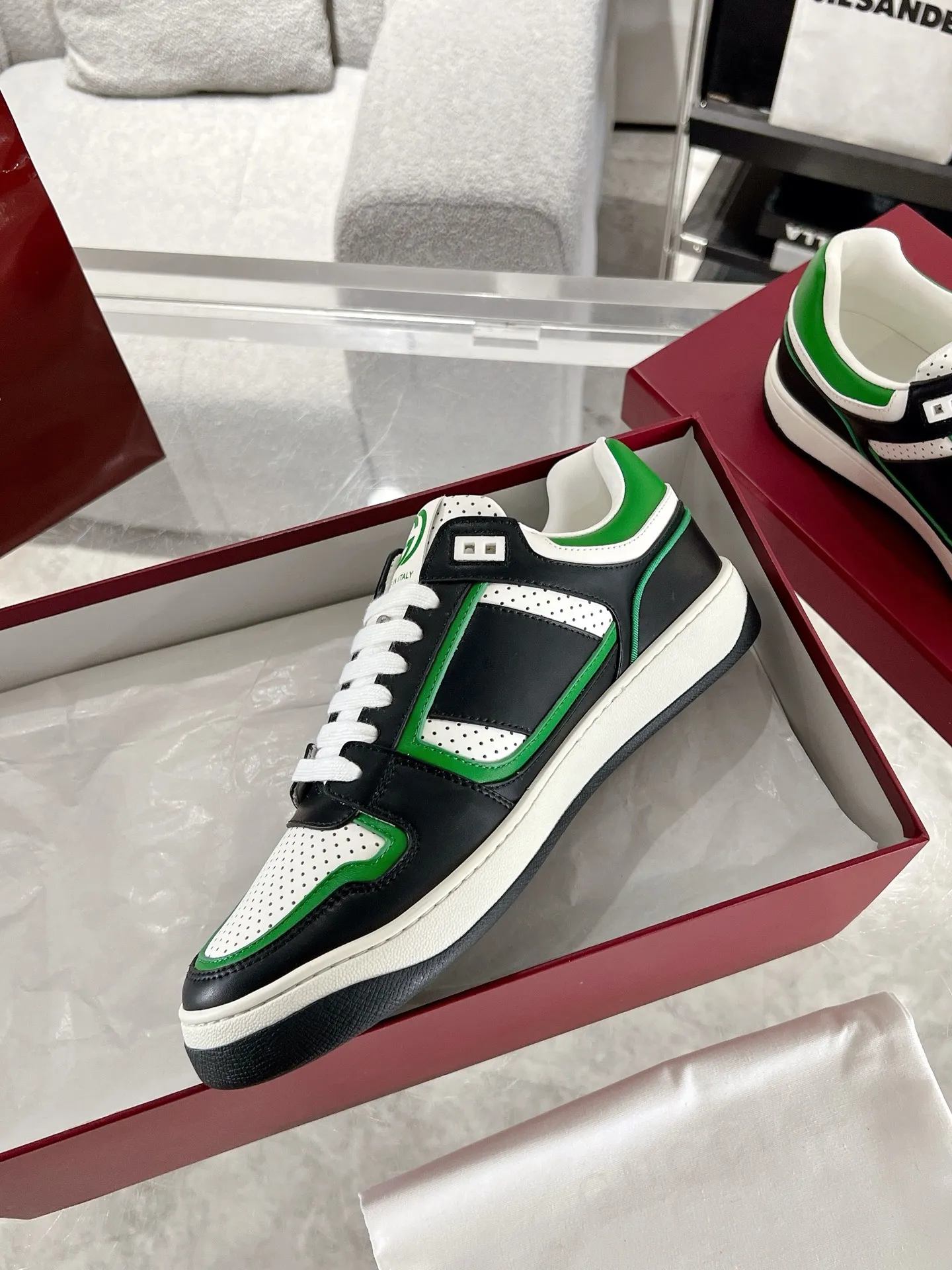 👟👟Ex-factory price 700👟👟 The latest casual sneakers for couples in white shoes❗️❗️ Original purchase, development and production. The sneakers are inspired by the classic sneakers of the 1970s, and the name is taken from the defensive movements in sports. This accessory is crafted from white leather, with an interlocking Double G stripe webbing embellished on the side, and the Gucci retro logo embellished on the shoe body. Original imported first-layer cowhide. Original custom-made soft sheepskin lining. Original open-molded TPU outsole. Bottom thickness: 2.5CM. Size: 35-44 (45 is custom-made and cannot be returned or exchanged)
